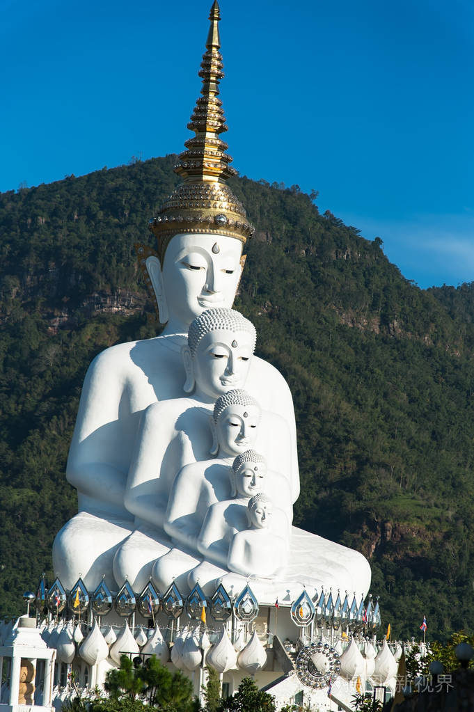 5白与蓝蓝的天空风格复古色调山上佛