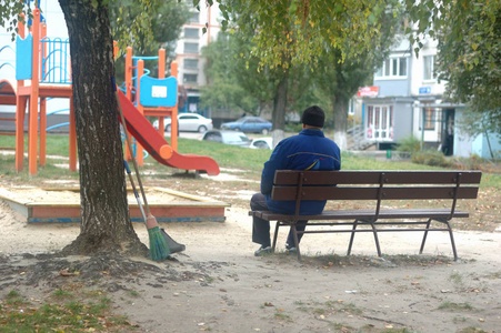 看门人坐在长凳上照片