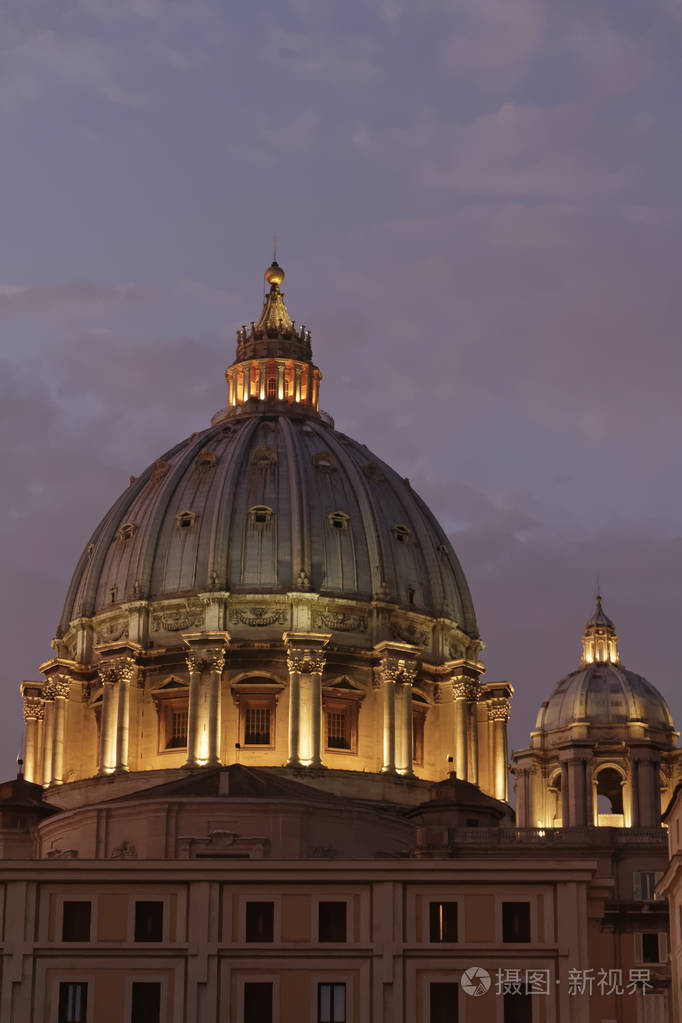 意大利罗马圣伯多禄大教堂的圆顶在日落时