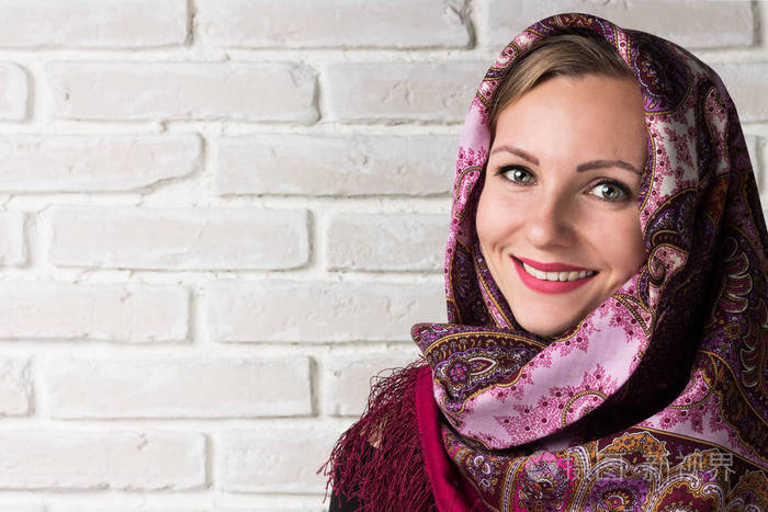 一位在一条围巾的俄罗斯女子的画像复制空间