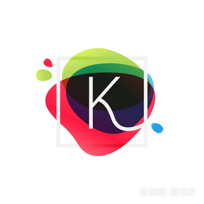 方形框架在多色飞溅背景 K 字母徽标