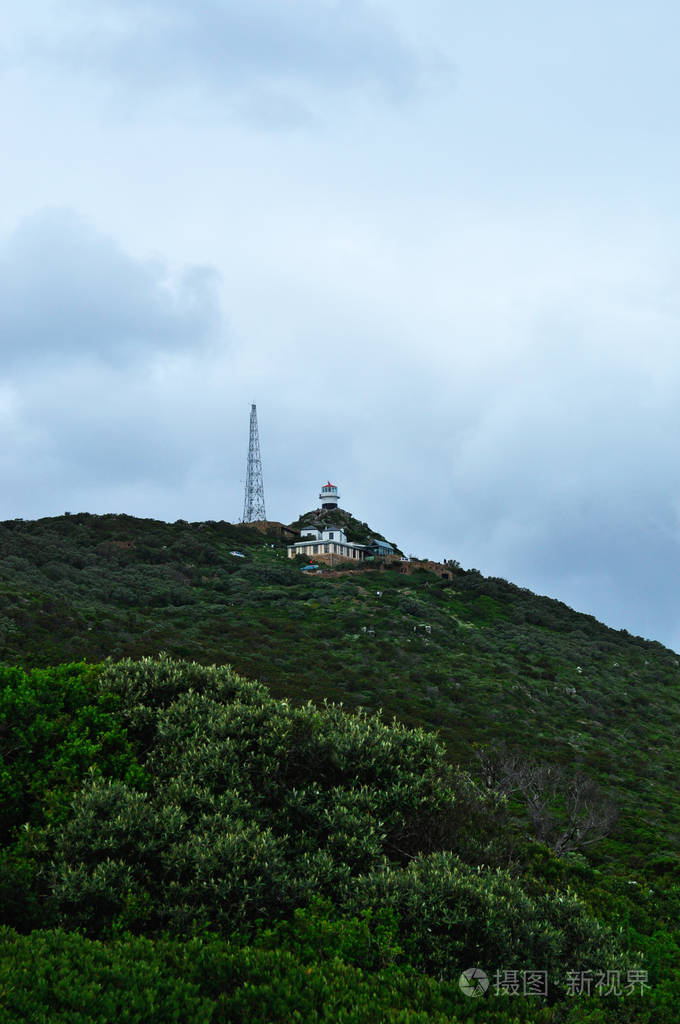 南非桌山国家公园 古老的开普敦灯塔的景色, 建在19世纪50年代末的绿色开普敦海角, 1911年卢西塔尼亚号沉没后关闭