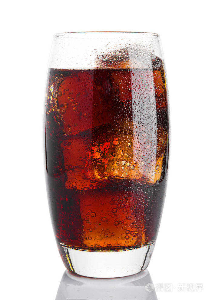 杯加冰块的冷可乐汽水饮料