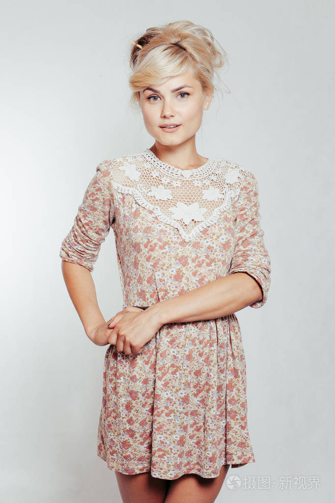 看着摄像机的蓝色眼睛的夫人