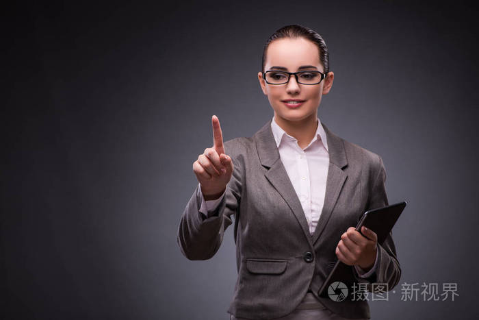 平板电脑在商务概念的女人