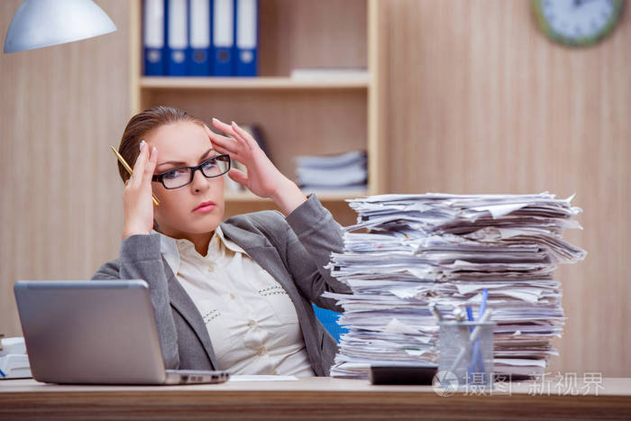 忙碌紧张女秘书在办公室的胁迫下