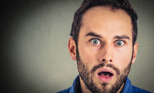 特写肖像男人看起来很惊讶照片