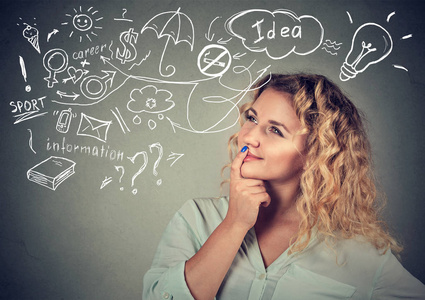 幸福的年轻女人思维做梦有许多想法抬头照片