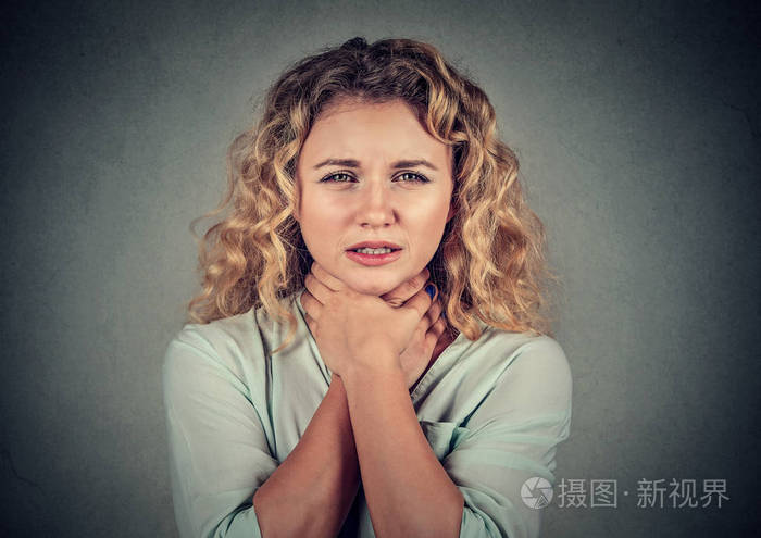 哮喘发作或窒息的年轻女人不能呼吸