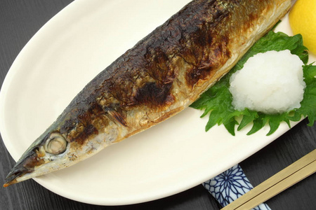 烤秋刀鱼日本料理图片