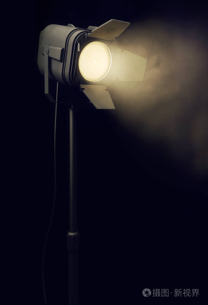 在黑暗的背景舞台聚光灯