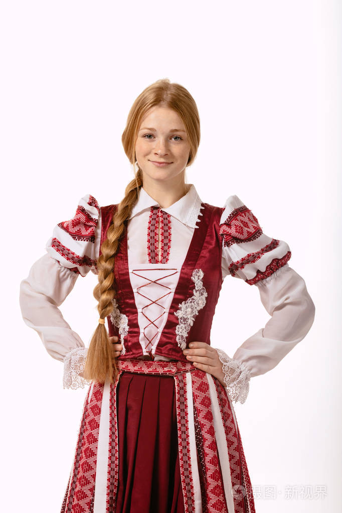 漂亮的红发女孩的民族服装白俄罗斯