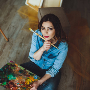 女画家画一幅画在一个工作室图片