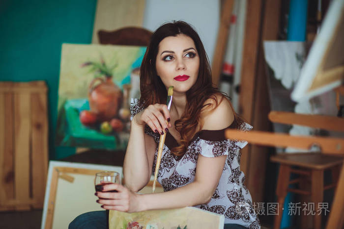 女画家画一幅画在一个工作室