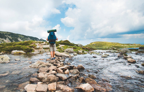 摸石头过河图片