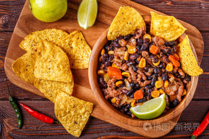 在墨西哥玉米片碗辣椒肉酱
