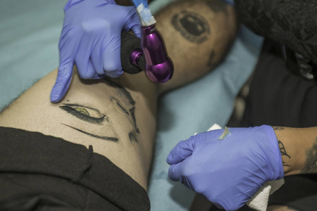 关闭了职业女性 tattooer 应用凡士林,纹身照片