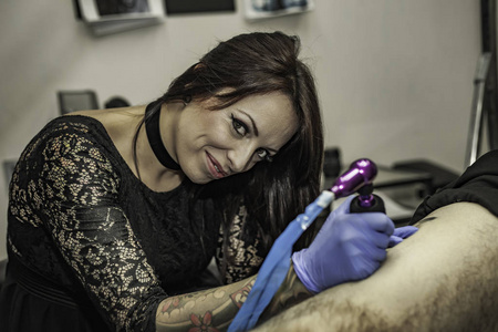 肖像笑脸女人纹身艺术家工作图片