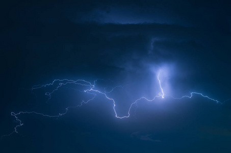 打雷闪电和暴风雨的天空照片