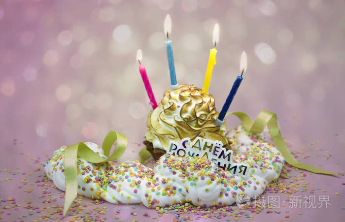 节日蛋糕与蜡烛生日蛋糕粉红色背景