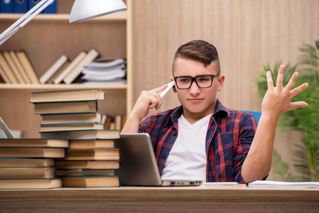 年轻的学生为学校考试做准备照片