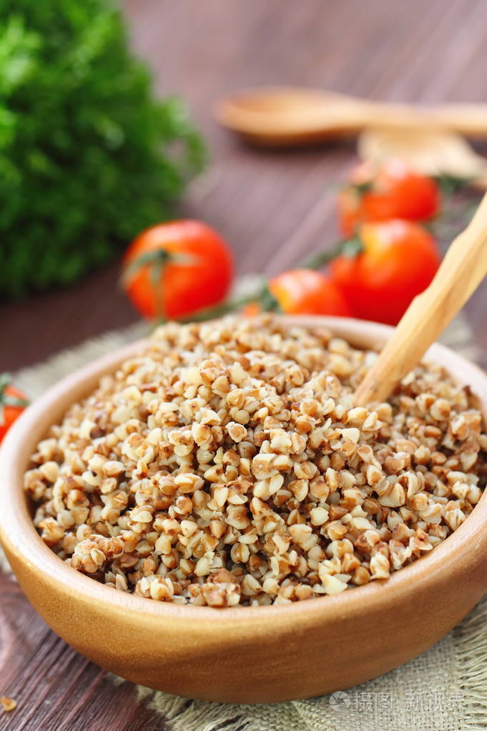 在新鲜的蔬菜和一碗荞麦