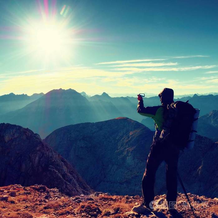 徒步旅行者手机照片阿尔卑斯山山峰上的人视图以蓝雾谷