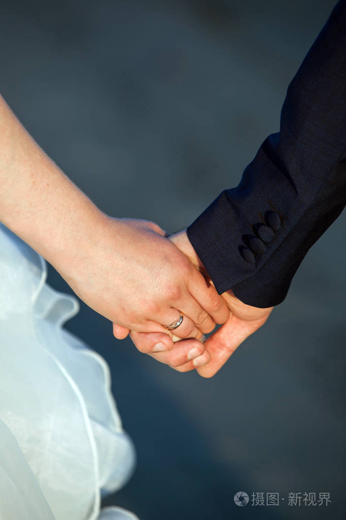 婚礼夫妇手牵着手