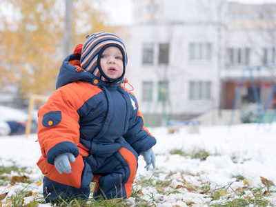 正宗的家庭冬季乐趣.小孩在堆雪人.坦率真实的人的生活形象的雪人.