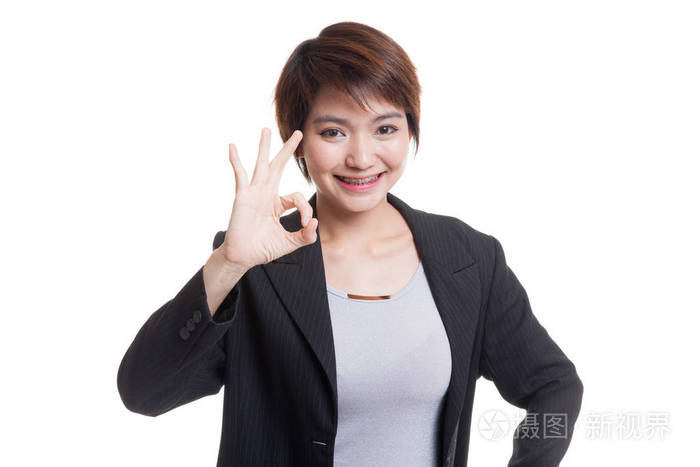 年轻的亚洲商界女强人显示ok的手势