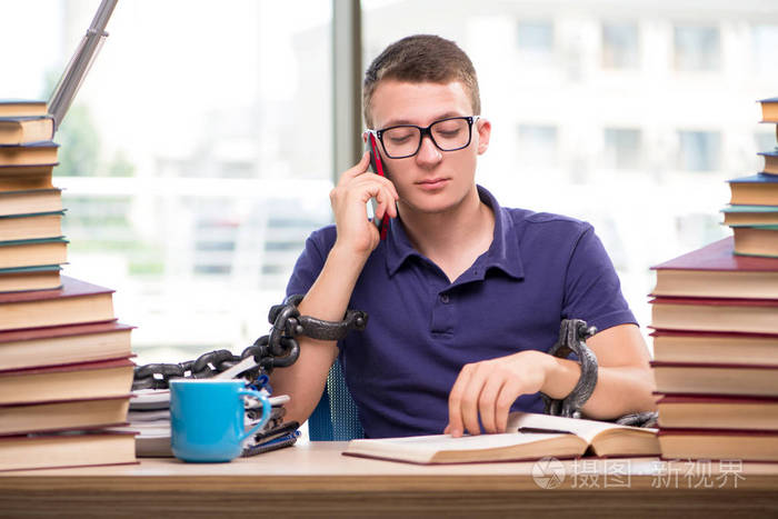 年轻的学生为学校考试做准备