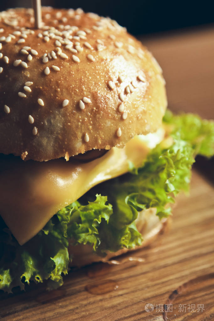 美丽的美味和令人垂涎的汉堡包吉士汉堡木制背景