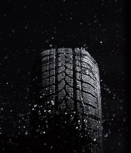 轮胎虽然下着雨照片