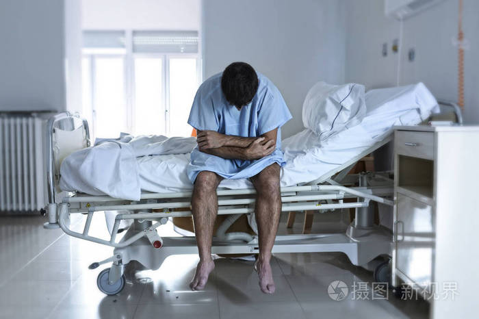 绝望的男人坐在医院床上独自伤心和摧毁s