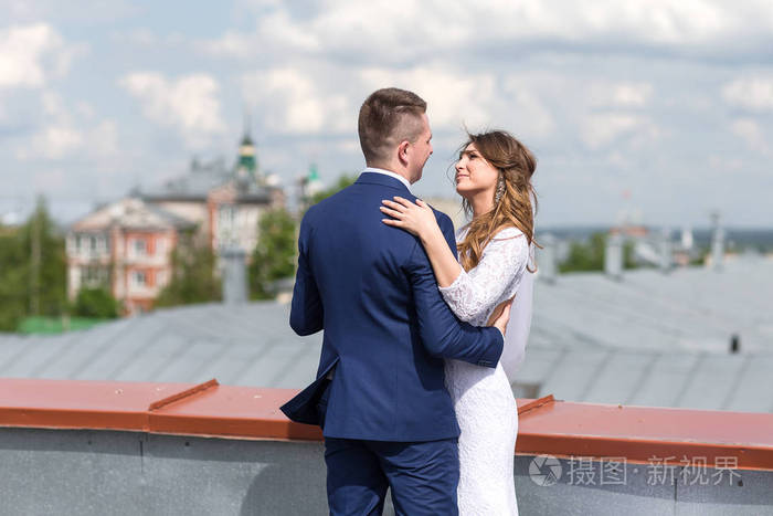 新娘和新郎在屋顶上