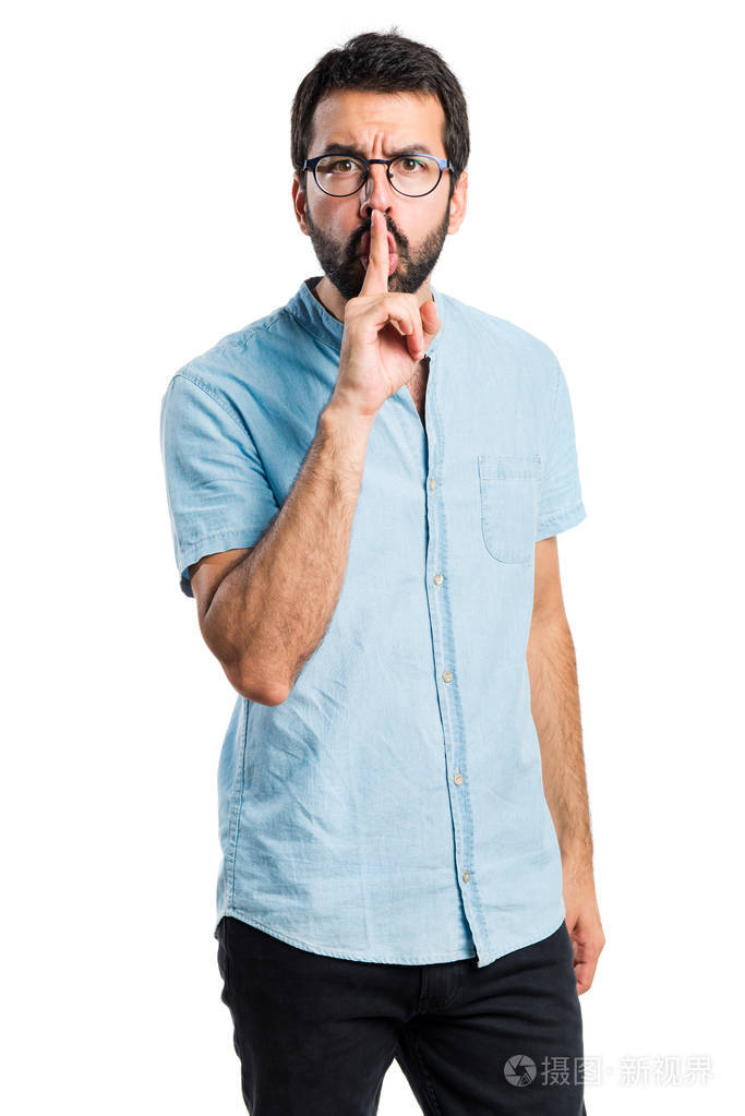 英俊的男人制作沉默姿态