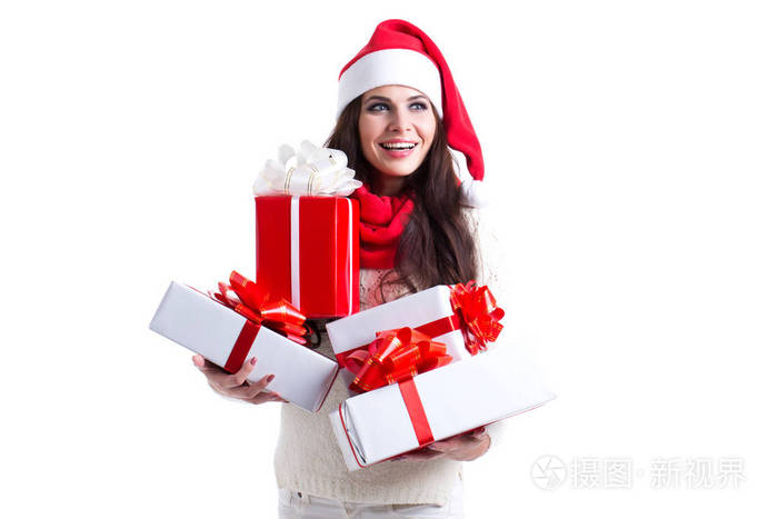 微笑在圣诞老人的助手帽子与许多礼品盒中的女人