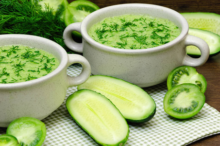 新鲜蔬菜的绿色汤浓汤图片
