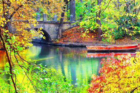 红船在湖上的石头桥附近图片