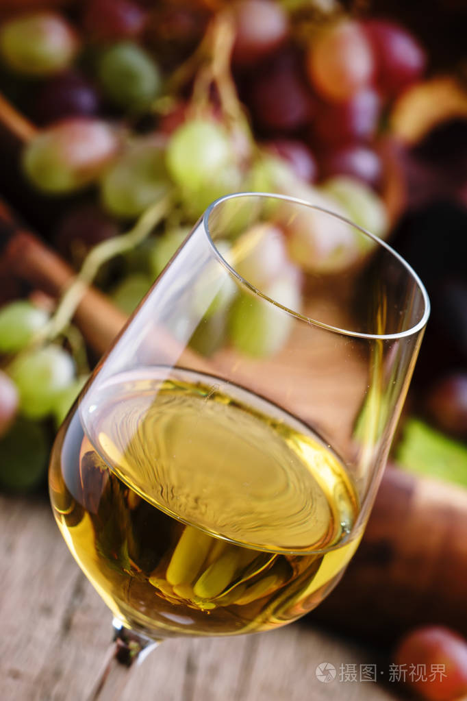 秋天的冰酒熟透了的葡萄和干的叶