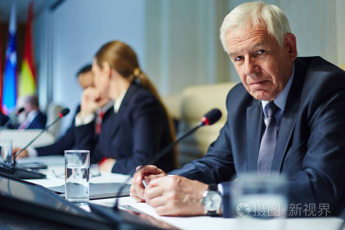 会议提出报告的政治家