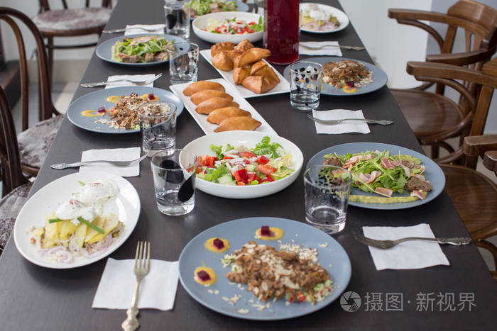 桌子上摆的家庭晚餐