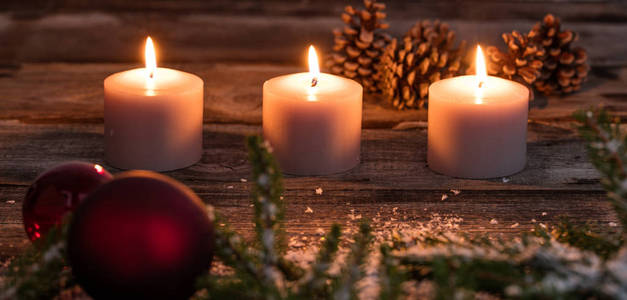 圣诞冬季烛光与蜡烛和木树灯泡图片