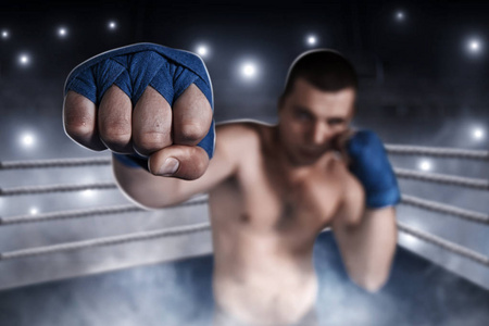 拳击手在蓝色手腕包培训图片