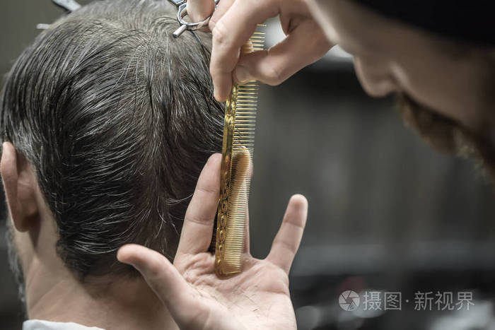 做在理发店理发