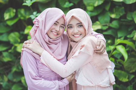穆斯林妇女互相拥抱图片