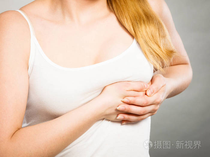 女人患有胸部剧痛