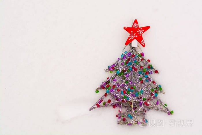 在一颗星星雪装饰圣诞树