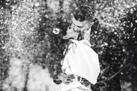 新婚夫妇在雪忙乱中亲吻图片