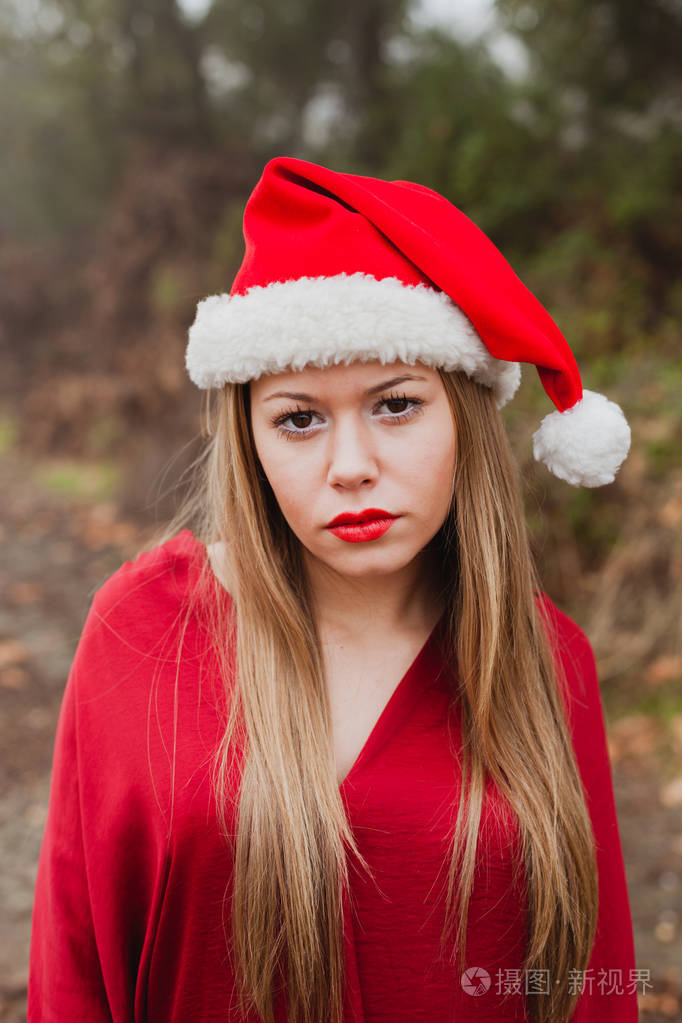 戴圣诞帽的年轻女人